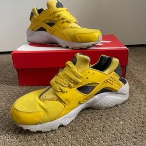 Yellow Nike Huarache size 6 1/2 youth